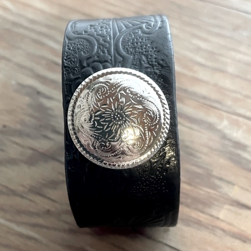 🌅 Embossed Leather and Concho Cuff NWOT
